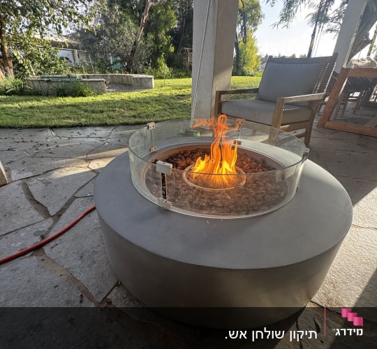מדורה חיצונית עם להבה בוערת בגינה
